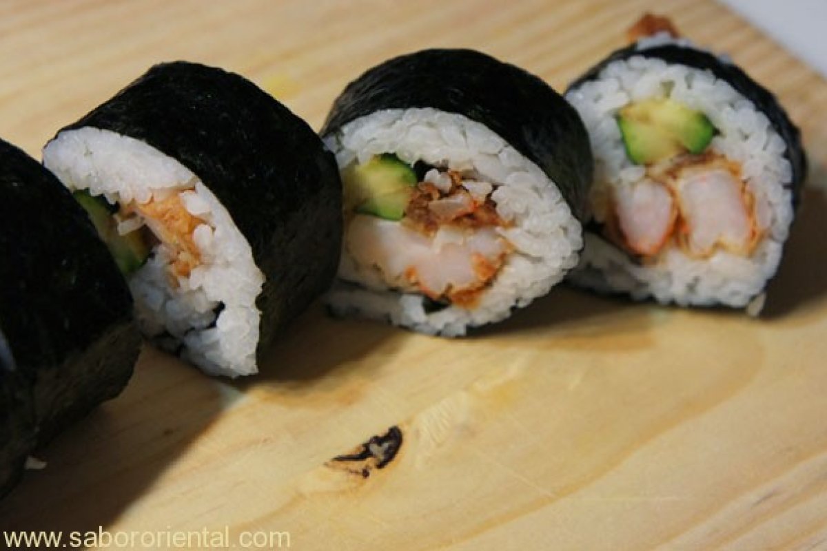 Maki sushi relleno de tempura de langostino y calabacin a la plancha
