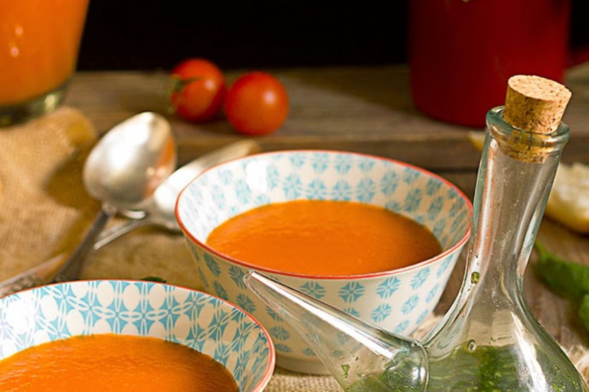 Sopa caliente de tomate al aceite de albahaca