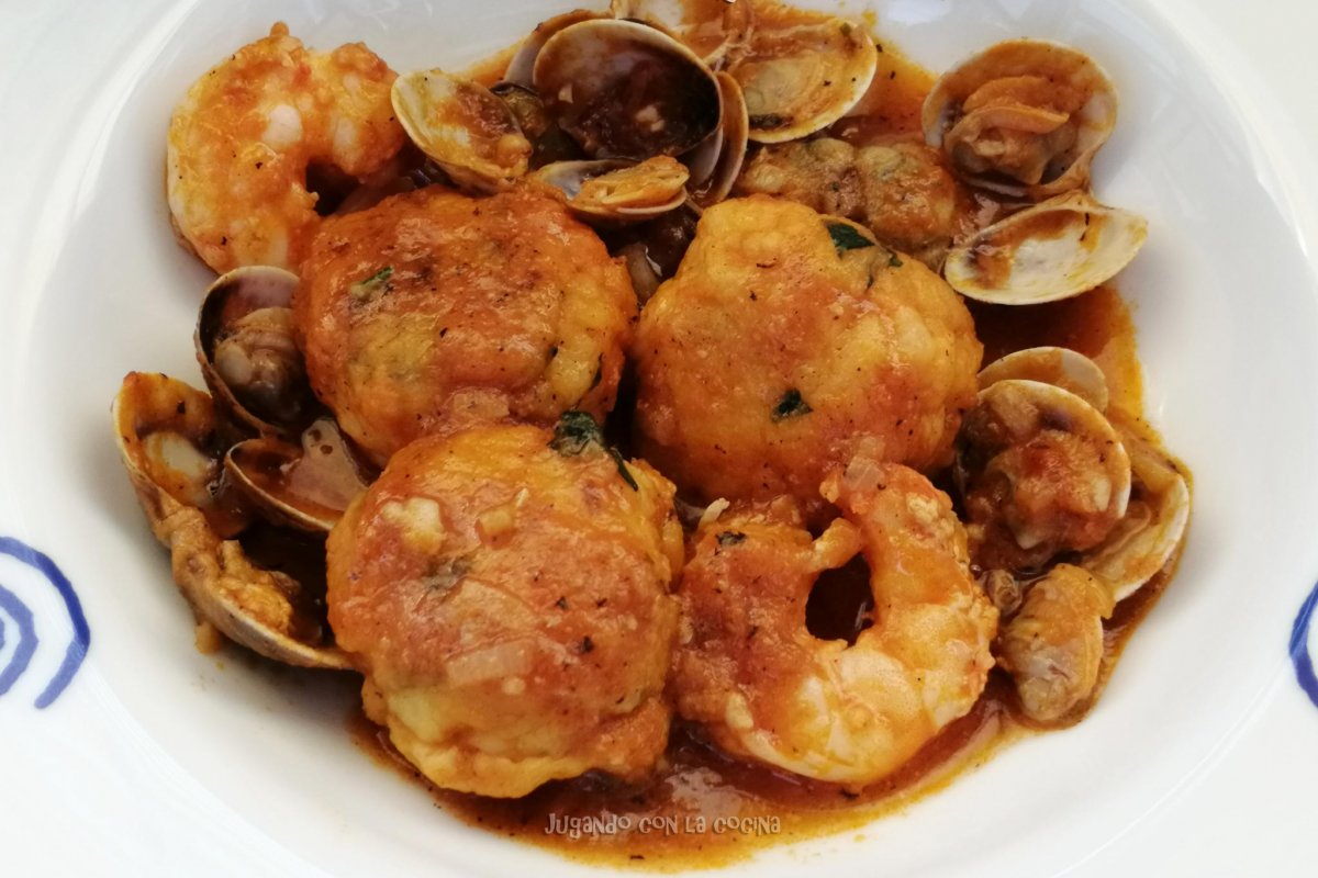 Albóndigas de merluza y gambas con frutos del mar
