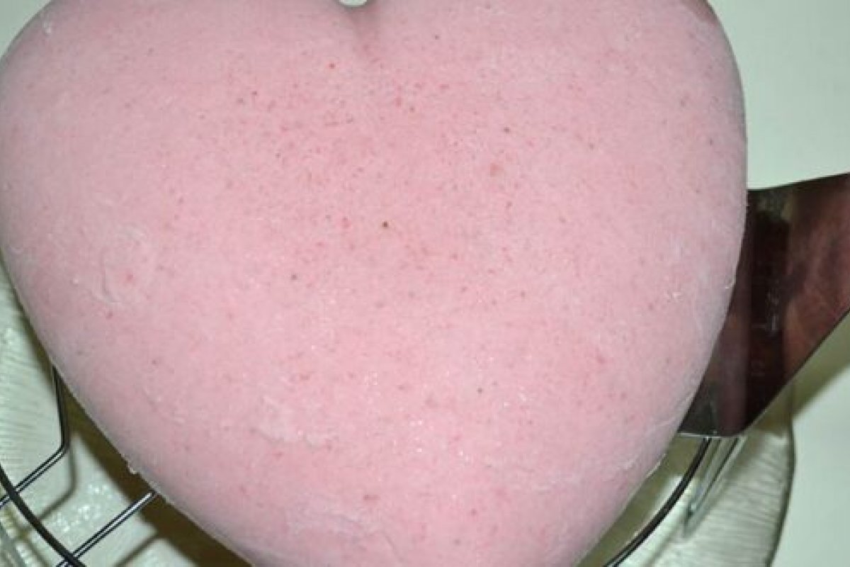 Tarta de fresas en molde de corazón en 3D