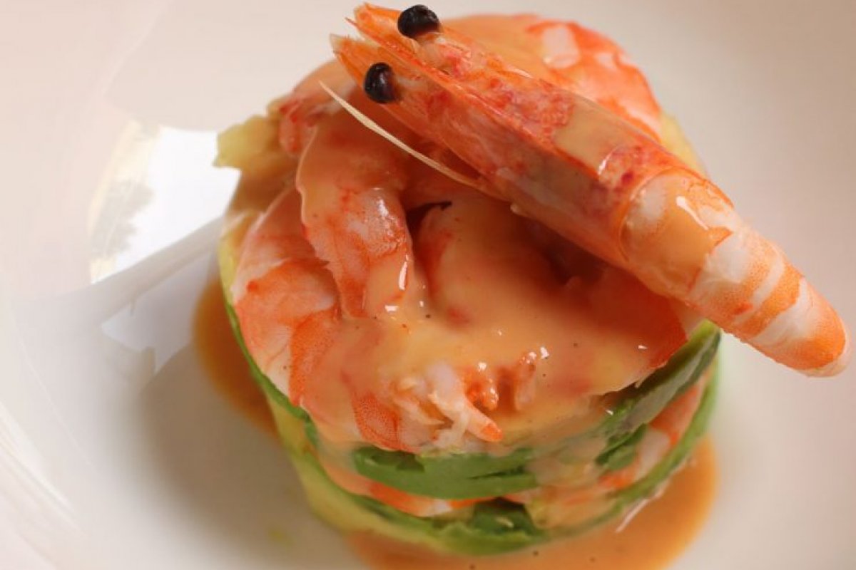 Timbal de aguacate con gambas y salsa cocktail